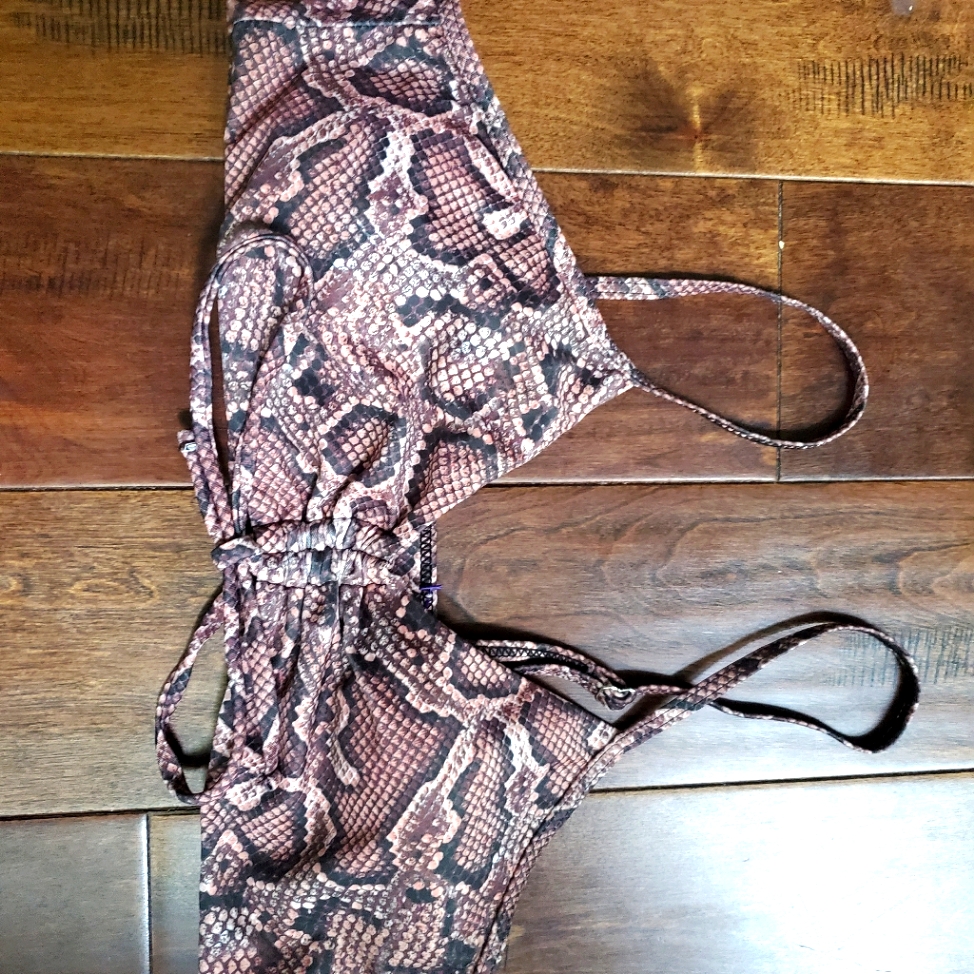 Sneak Print Bikini Top With Pads Size Large By Shein